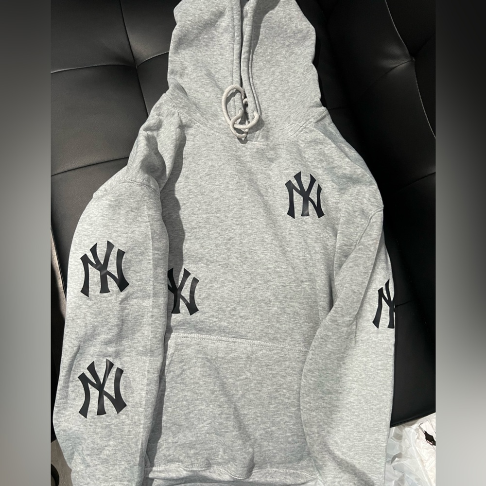 Brand new NY Yankees grey hoodie size M